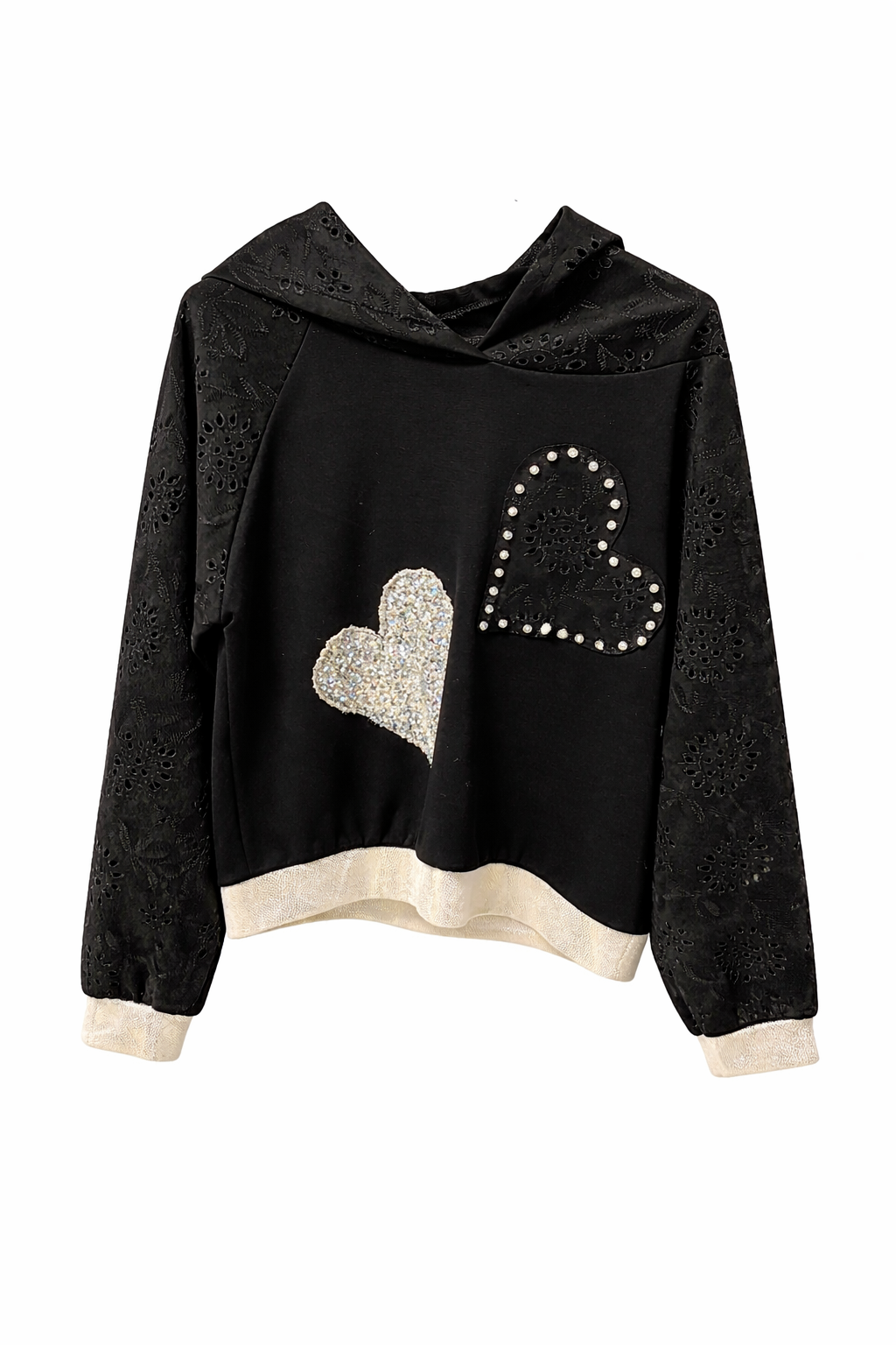 Zwarte Trui met broderie mouwen en hartapplicaties