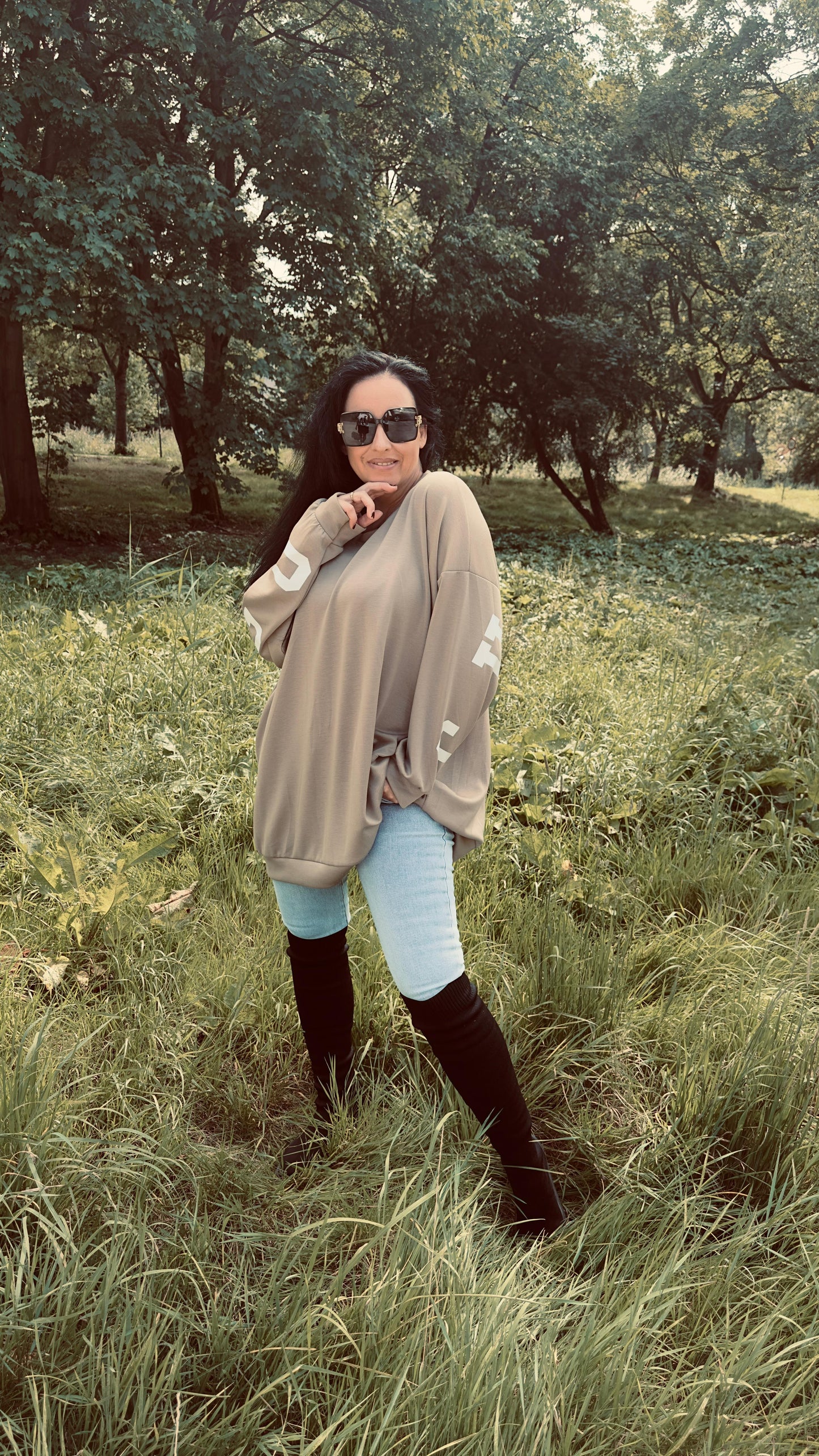 Oversized CHICAGO Sweater | Taupe