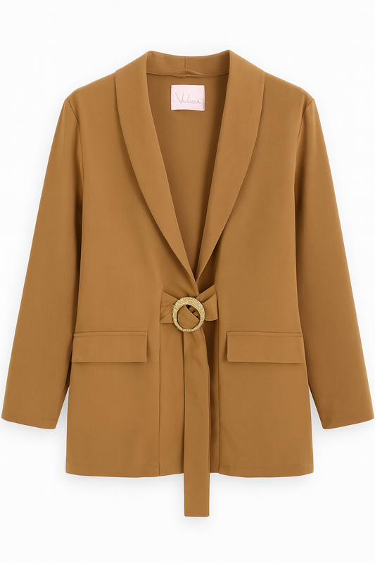 Camelkleurige blazer met ceintuur en goudkleurige gesp
